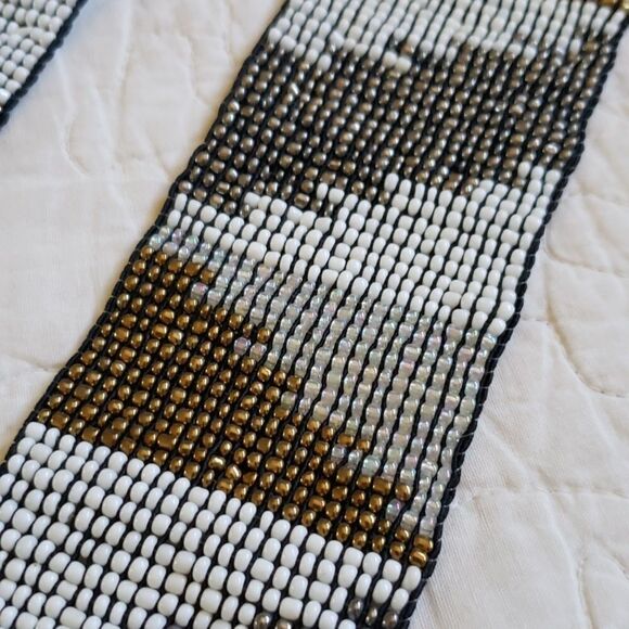 Woven Beaded Strech Belt with Brown Wood Buckle Clasp - Picture 3 of 9